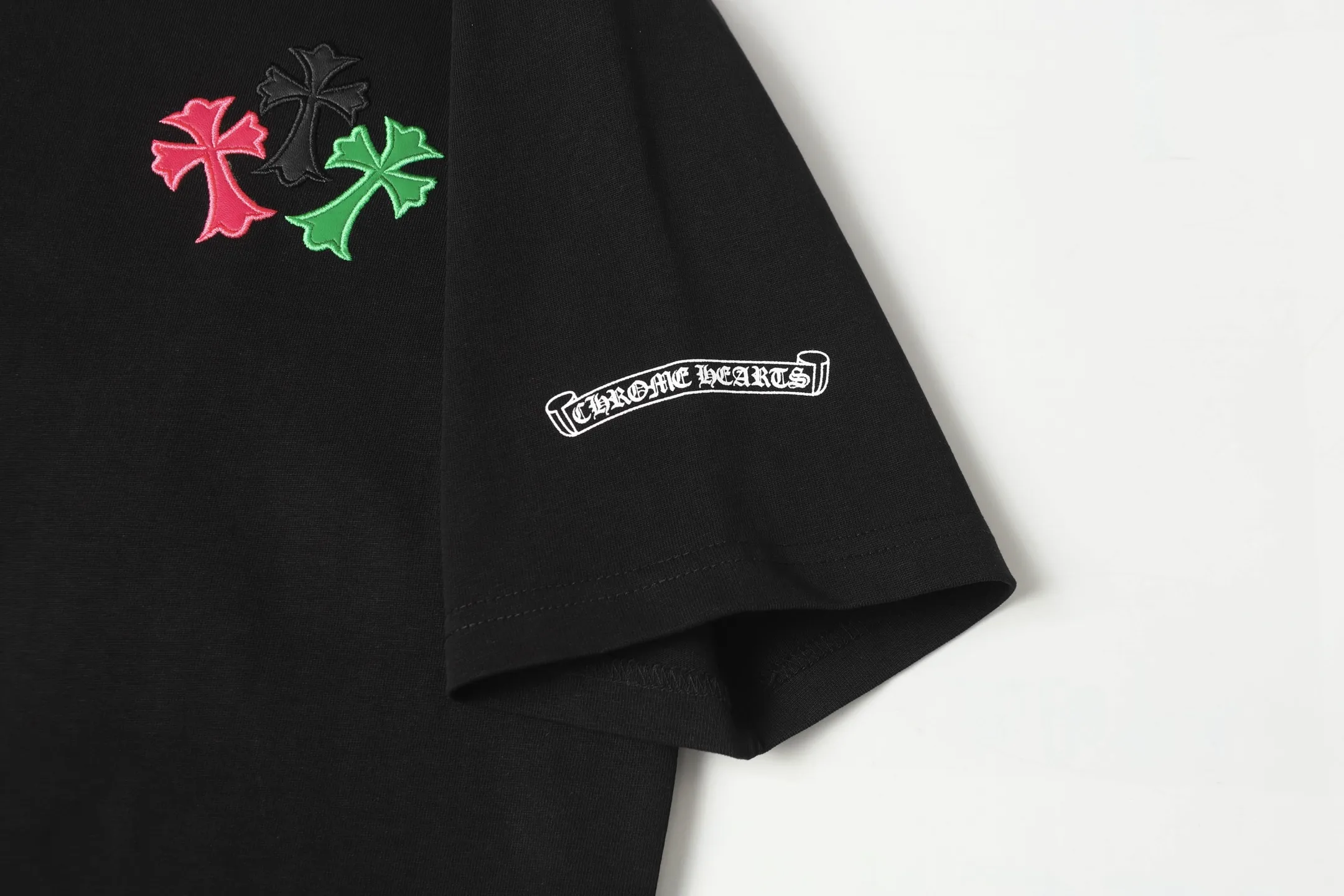 P190 Chrome Hearts CH Chrome Hearts Colorful Cross✝️Applied leather embroidered horseshoe short-sleeved T-shirt. Use imported Tajima machine embroidery. Correct configuration. Black 2025 Chrome Hearts authentic packaging. 280 grams of custom-dyed double yarn cotton. Large version. Loose and stylish. Different from lower versions, slim and long version, upper body and hips. 100% commitment: top quality. Not fast food. Highest version on the market. Top quality - different from ordinary versions on the market. If you care about quality. You must also respect the price. Absolutely zero after-sales service. The return rate so far is 0. It’s hard not to love the style. - 280g custom-dyed double yarn fabric. - Correct high-density main mark, washed tag, hand-sewn.